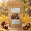 owoc-kasztanowca-50g-suszony-skarby-natury-1 Owoc kasztanowca 50g w torebce kraft z okienkiem, suszone kawałki kasztanowca, obok kasztany i jesienne liście